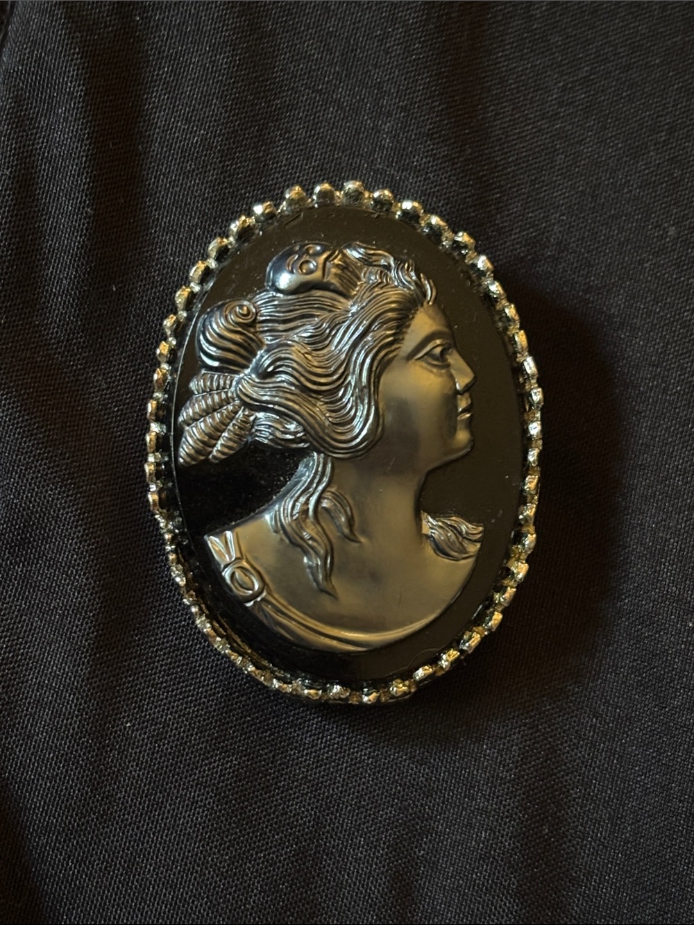 vintage/antique cameo brooch